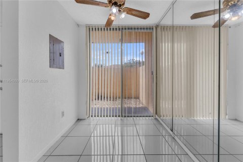 Copropriété à vendre à Miami Gardens, Floride: 2 chambres, 109.62 m2 № 2042100 - photo 17