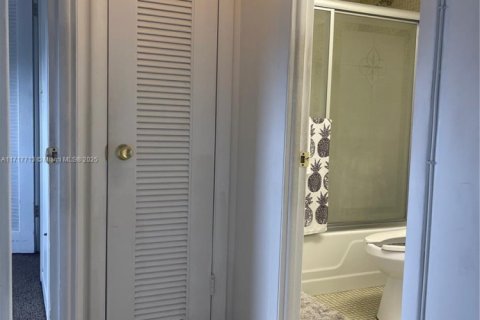 Condo in Sunrise, Florida, 2 bedrooms  № 1469147 - photo 24
