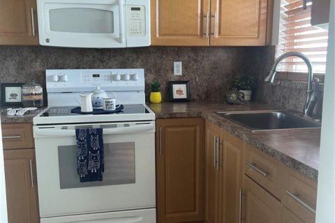 Condo in Sunrise, Florida, 2 bedrooms  № 1469147 - photo 1