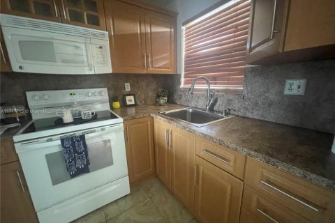 Condo in Sunrise, Florida, 2 bedrooms  № 1469147 - photo 4