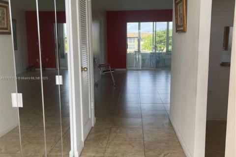 Condo in Sunrise, Florida, 2 bedrooms  № 1469147 - photo 21