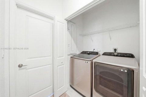 Touwnhouse à vendre à Miami, Floride: 3 chambres, 168.34 m2 № 2331504 - photo 18