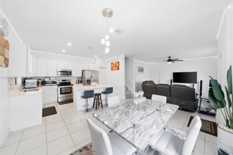 Touwnhouse à Miami, Floride 3 chambres, 168.34 m2 № 2331504
