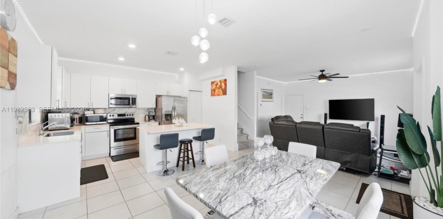 Touwnhouse à Miami, Floride 3 chambres, 168.34 m2 № 2331504