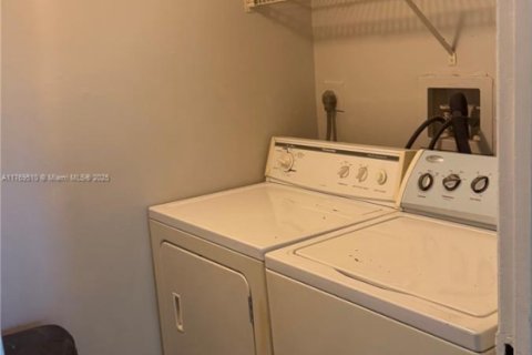 Condo in Tamarac, Florida, 1 bedroom  № 1691277 - photo 17