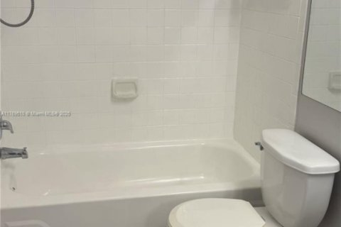 Condo in Tamarac, Florida, 1 bedroom  № 1691277 - photo 11