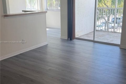 Condo in Tamarac, Florida, 1 bedroom  № 1691277 - photo 2