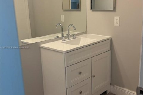 Condo in Tamarac, Florida, 1 bedroom  № 1691277 - photo 10