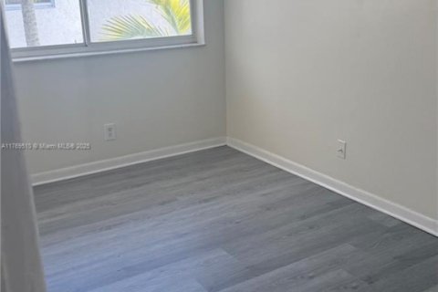 Condo in Tamarac, Florida, 1 bedroom  № 1691277 - photo 1