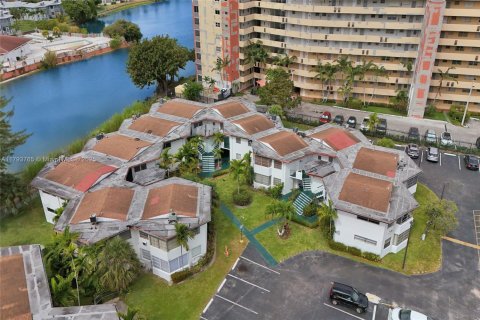 Condo in Miami, Florida, 2 bedrooms  № 1861349 - photo 1
