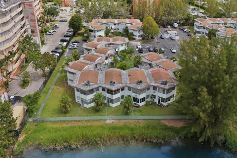 Condo in Miami, Florida, 2 bedrooms  № 1861349 - photo 3