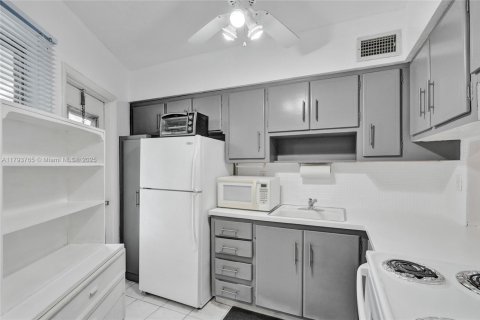 Condo in Miami, Florida, 2 bedrooms  № 1861349 - photo 7