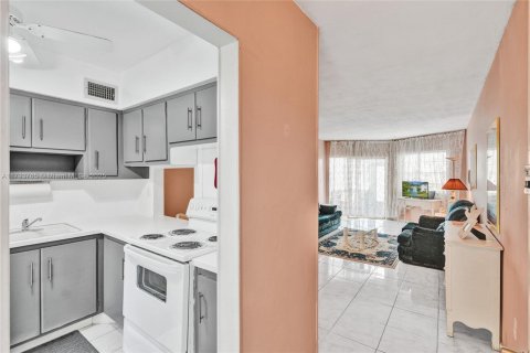 Condo in Miami, Florida, 2 bedrooms  № 1861349 - photo 8