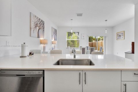 Townhouse in Homestead, Florida 3 bedrooms № 1871940 - photo 2