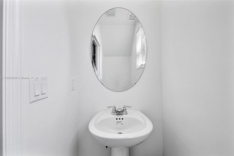 Townhouse in Homestead, Florida 3 bedrooms № 1871940 - photo 11