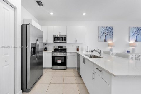 Townhouse in Homestead, Florida 3 bedrooms № 1871940 - photo 3