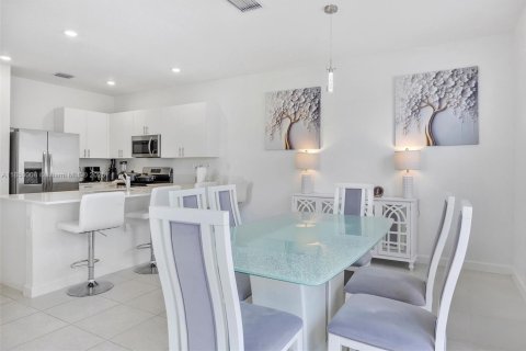 Townhouse in Homestead, Florida 3 bedrooms № 1871940 - photo 7