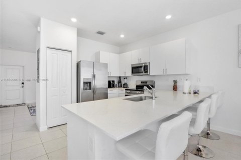 Townhouse in Homestead, Florida 3 bedrooms № 1871940 - photo 4