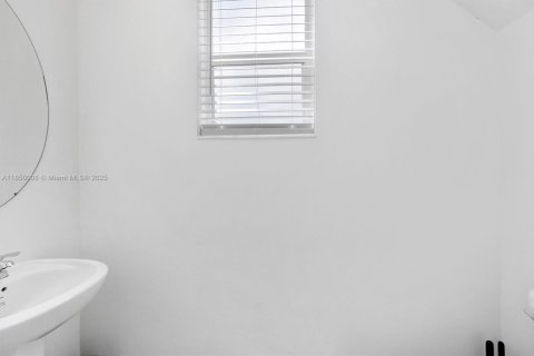 Townhouse in Homestead, Florida 3 bedrooms № 1871940 - photo 12