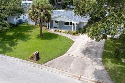 House in Largo, Florida 4 bedrooms, 171.5 sq.m. № 1880881 - photo 2