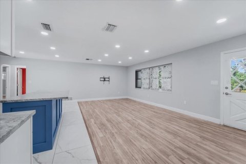 House in Largo, Florida 4 bedrooms, 171.5 sq.m. № 1880881 - photo 14