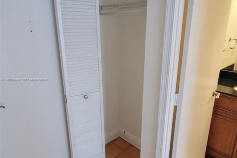 Condominio en alquiler en Miami, Florida, 1 dormitorio, 80.64 m2 № 2025061 - foto 8