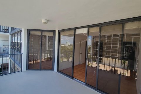 Condominio en alquiler en Miami, Florida, 1 dormitorio, 80.64 m2 № 2025061 - foto 2