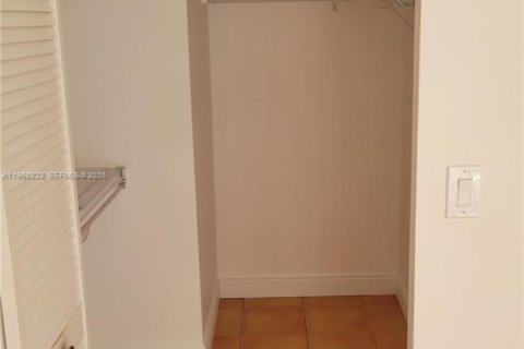 Condominio en alquiler en Miami, Florida, 1 dormitorio, 80.64 m2 № 2025061 - foto 9