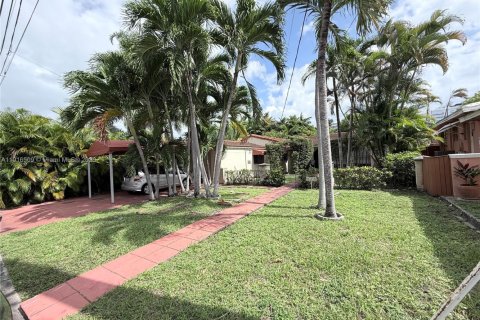 House in Surfside, Florida 3 bedrooms, 136.29 sq.m. № 1971913 - photo 4