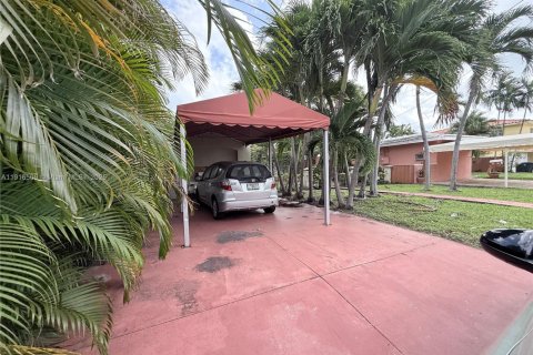 House in Surfside, Florida 3 bedrooms, 136.29 sq.m. № 1971913 - photo 5