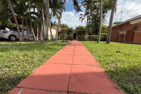 House in Surfside, Florida 3 bedrooms, 136.29 sq.m. № 1971913 - photo 6