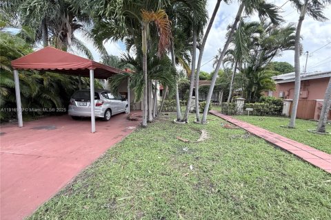 House in Surfside, Florida 3 bedrooms, 136.29 sq.m. № 1971913 - photo 2