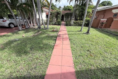 House in Surfside, Florida 3 bedrooms, 136.29 sq.m. № 1971913 - photo 1