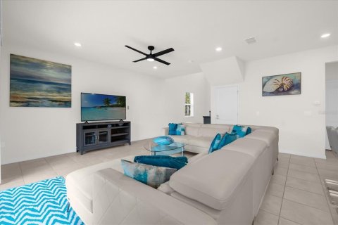 House in Davenport, Florida 5 bedrooms, 250.84 sq.m. № 1543539 - photo 9