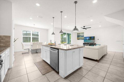 House in Davenport, Florida 5 bedrooms, 250.84 sq.m. № 1543539 - photo 11