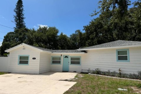 Casa en venta en Saint Petersburg, Florida, 4 dormitorios, 136.94 m2 № 1612360 - foto 1