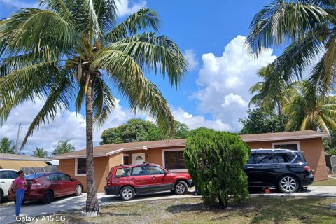 House in Deerfield Beach, Florida 5 bedrooms, 201.04 sq.m. № 2187322