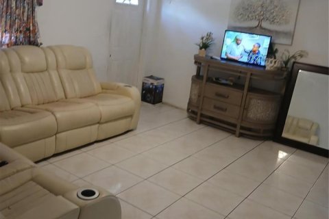 House in Deerfield Beach, Florida 5 bedrooms, 201.04 sq.m. № 2187322 - photo 3