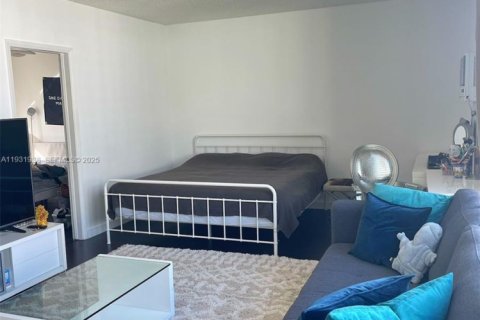 Condo in Bal Harbour, Florida, 1 bedroom  № 1990932 - photo 13