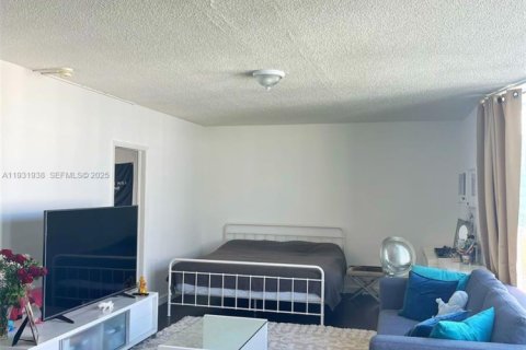 Condo in Bal Harbour, Florida, 1 bedroom  № 1990932 - photo 15