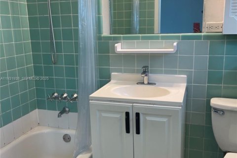 Condo in Bal Harbour, Florida, 1 bedroom  № 1990932 - photo 10