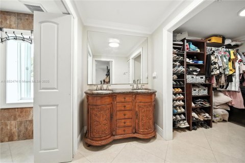 Casa en venta en Hialeah, Florida, 4 dormitorios, 200.67 m2 № 1875663 - foto 12