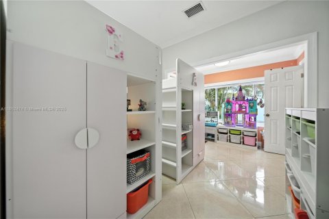 Casa en venta en Hialeah, Florida, 4 dormitorios, 200.67 m2 № 1875663 - foto 13