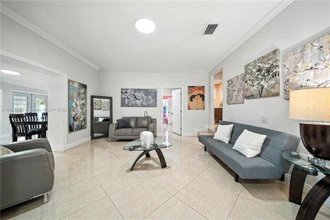 Casa en venta en Hialeah, Florida, 4 dormitorios, 200.67 m2 № 1875663 - foto 2