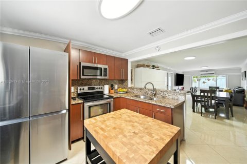 Casa en venta en Hialeah, Florida, 4 dormitorios, 200.67 m2 № 1875663 - foto 5