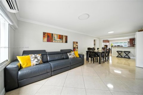 Casa en venta en Hialeah, Florida, 4 dormitorios, 200.67 m2 № 1875663 - foto 7