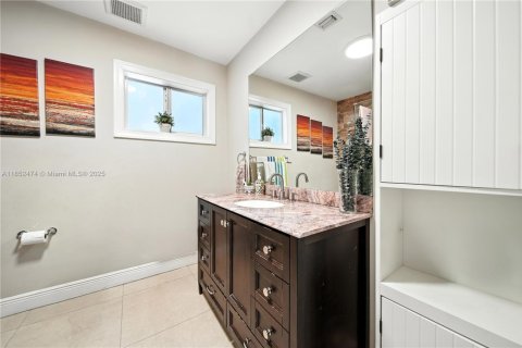 Casa en venta en Hialeah, Florida, 4 dormitorios, 200.67 m2 № 1875663 - foto 19