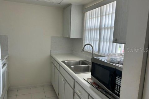 Condo in Largo, Florida, 1 bedroom № 2275767 - photo 16