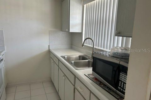 Condo in Largo, Florida, 1 bedroom № 2275767 - photo 13