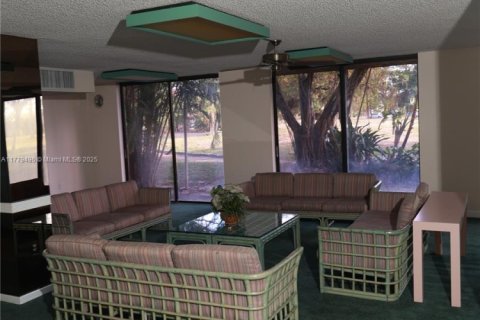 Condo in Lauderhill, Florida, 2 bedrooms  № 1959143 - photo 6